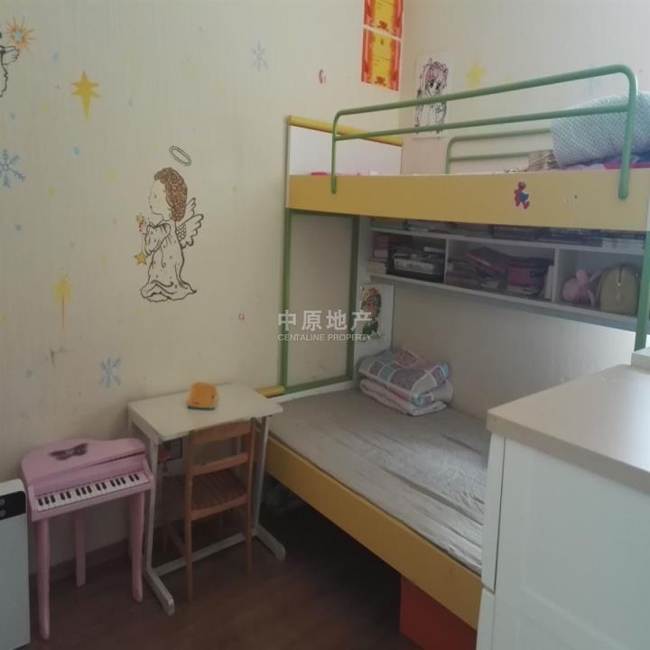 小区概况 仙湖山庄位于罗湖区莲塘仙湖植物园旁 小区分为中式别墅区和欧式别墅区和洋房区,总占地面积64502.6平方米。 周边配套 岁宝百货商场,KFC,面点王,快餐店,建设银行、农业银行、中国银行、邮局、莲塘医院、药房、华润万佳百货等高端大气上档次,位置处于深圳高峰梧桐山龙脉,极佳,是大罗湖区数一数二的半山别墅,真正的做到了小隐隐于林,居家很棒。 房源特色 此房为小高层,欧式豪华装修典型三房,视野无遮挡看小区花园,超大客厅出阳台,户型通透,格局布置明朗。因业主即将移民出国便急于出售此房,有心诚售,地位象征