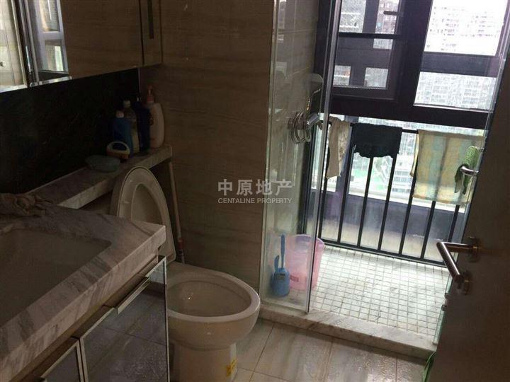 深圳中原地产秉承中原集团公开资讯、公平交易、不炒楼、不食差价的 传统,服务于我们的客户,致力于为客户提供一、二手房、洋房的买卖、租赁一站式服务,成就、置业、居家的梦想。 小区概况 翡翠海岸位于中心路科苑路交汇处,是后海填海区域新社区,小区容积率仅需1.8,有6栋只有1栋是小户型,其他都是大户型177-345平的,开盘时间为2013年,是目前中心路上新小区,是二手房中的准新房。